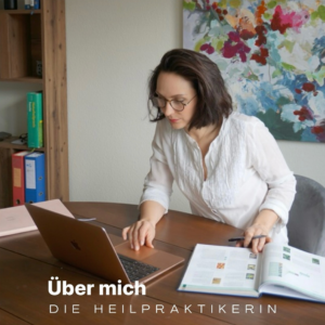 Regina Flieder schaut auf ihren Laptop (Text: Über mich)